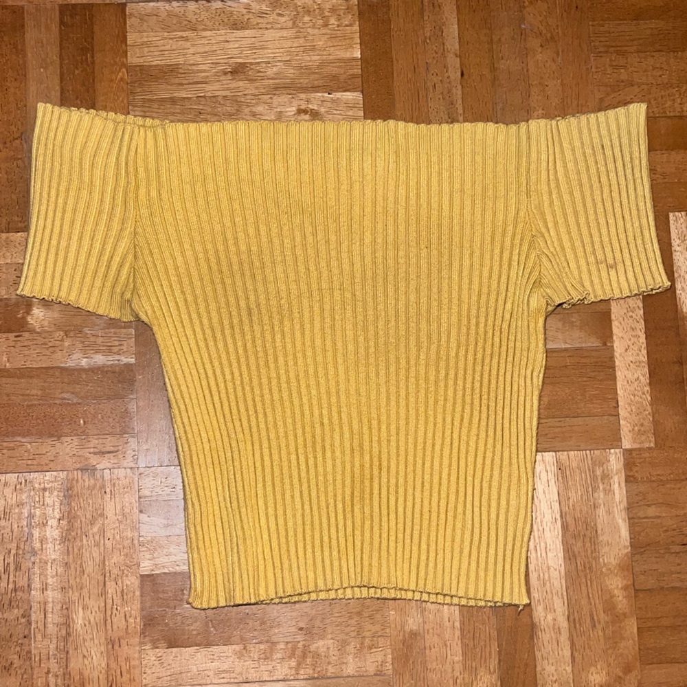 Off the shoulder yellow crop top! 💐